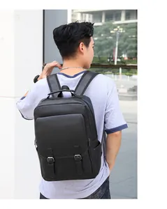 Detailansicht eines schwarzen Business-Rucksacks an einem Model im Freien