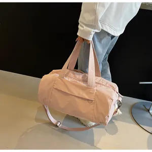 Borsa da viaggio in nylon rosa impermeabile con manici e tracolla regolabile