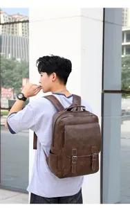 Detailansicht eines großen dunkelbraunen Lederrucksacks mit Magnetklappentasche