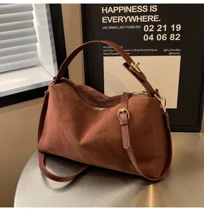 Détail du sac Boston en daim marron foncé de haute qualité avec ferrures dorées
