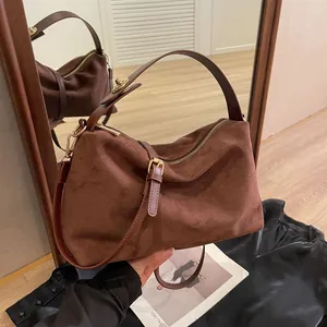 Sac Boston marron en daim avec fermeture dorée et silhouette vintage élégante