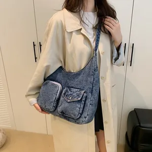 Sac fourre-tout en denim bleu foncé avec poches fonctionnelles et design en demi-lune