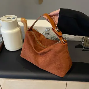 Sac Boston rétro en daim marron à grande capacité pour un style quotidien élégant