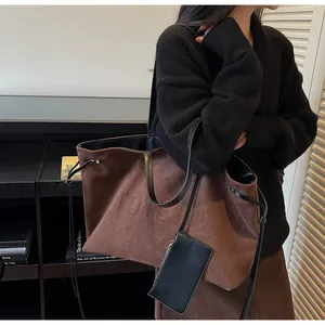 Sac fourre-tout en daim marron avec texte TOTE BAG en relief et pochette accessoire