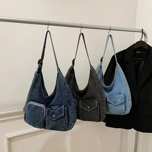 Trois couleurs de sacs croissant en denim avec bandoulières réglables et poches avant