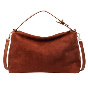Sac Boston rétro en daim marron rouge avec bandoulière réglable et détails dorés chic