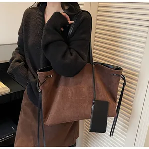 Sac cabas en daim marron avec texte gaufré, brides noires et pochette amovible assortie