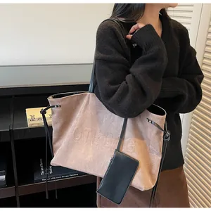 Détail du grand sac cabas en daim marron clair avec gaufrage et petit porte-monnaie noir