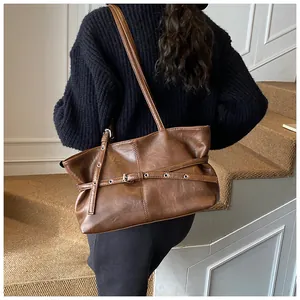 Détail d'un grand sac cabas marron avec boucle de ceinture en similicuir texturé
