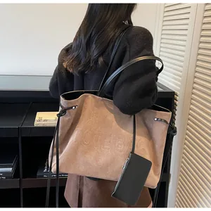 Sac cabas en daim marron avec texte en relief et petite pochette noire amovible