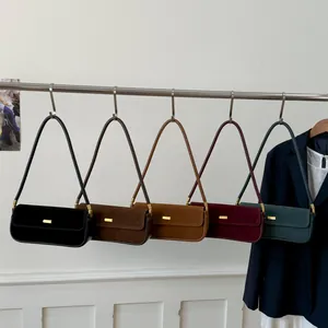 Sacs baguette rétro en daim pour femmes en noir, marron, rouge et vert couleurs