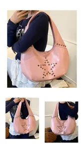 Detalle de bolso hobo rosa con diseño de estrella en remaches vintage y cuero sintético liso