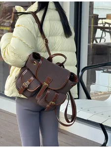 Detailweergave van vintage rugzak met kunstlederen trim en dubbele voorzakken