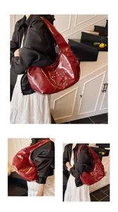 Detalle de bolso hobo rojo oscuro con tachuelas de estrella y cuero brillante