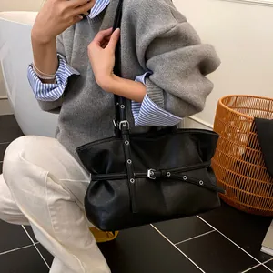 Grand sac cabas en cuir noir avec ceinture décorative et boucle pour le travail quotidien