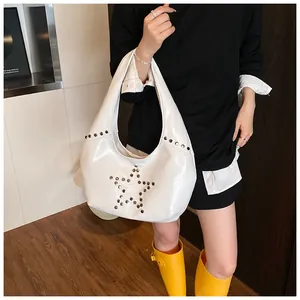 Detalle del bolso hobo blanco en cuero brillante con remaches de estrellas plateadas punk