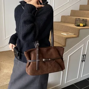 Grand sac cabas en daim marron foncé avec sangles décoratives pour l'usage quotidien