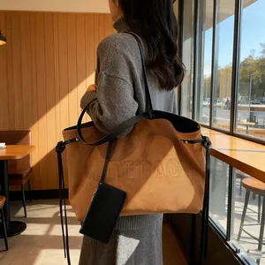 Sac fourre-tout en daim marron avec lettrage embossé et petite pochette noire amovible