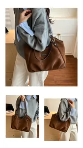 Vista dettagliata della borsa tote vintage in pelle scamosciata con tracolla in pelle