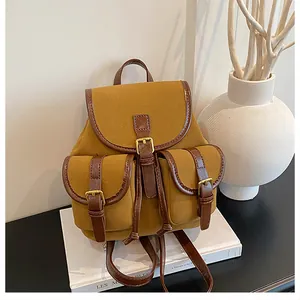 Detailweergave van retro suède rugzak met trekkoord en gespen op de voorzakken
