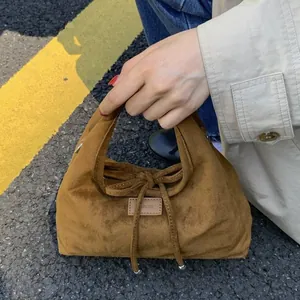 Braune Shopper-Tasche aus Wildleder mit dekorativer Schleife und Henkel für Damen