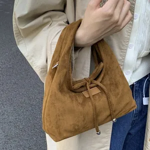 Braune Shopper-Tasche aus Wildlederimitat mit Kordelzug und Metallkugel-Anhänger
