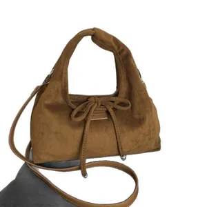 Braune Shopper-Tasche aus Wildlederimitat mit Schleife und verstellbarem Schultergurt