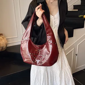 Bolso hobo burdeos de piel brillante con remaches plateados en forma de estrella
