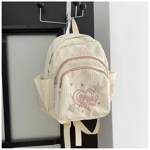 Détails du mini sac à dos en velours côtelé blanc cassé avec cœurs roses et étoiles