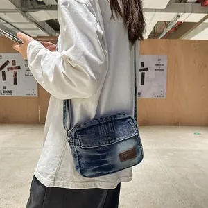 Petit sac bandoulière en denim bleu délavé avec poche à rabat avant et design minimaliste