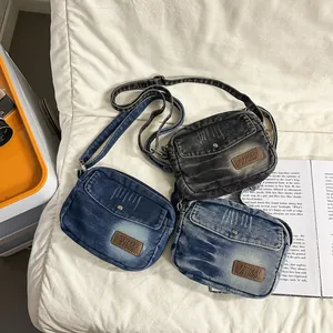 Sacs bandoulière en denim bleu et gris avec lavage vintage et sangles réglables