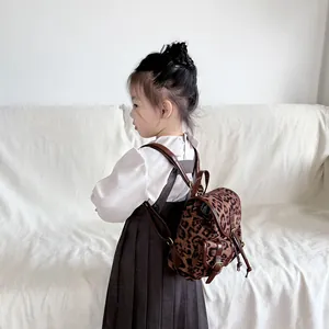 Peuterrugzak met luipaardprint van suède stof met bruine imitatielederen riemen