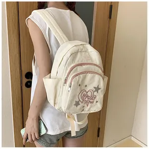 Détails du sac à dos en velours côtelé crème avec poche étoile et broderie coeur