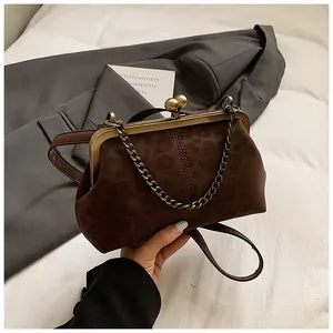 Détail du sac vintage en daim imprimé léopard avec fermoir doré et chaîne