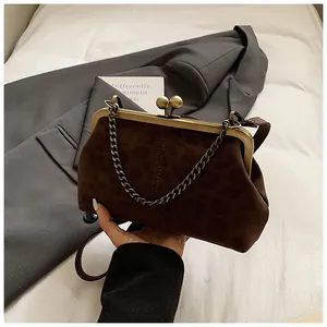 Détail du sac coquillage à imprimé léopard avec fermoir doré et bandoulière chaîne