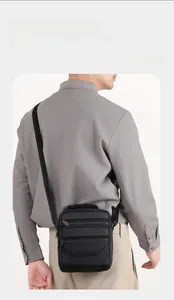 Herren Umhängetasche aus schwarzem Leder mit Lychee-Muster am Model für Business-Freizeit