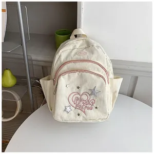Détail du mini sac à dos en velours côtelé crème avec broderie cœur et étoiles