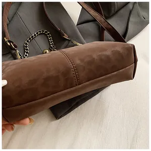Vue détaillée de la base en cuir mat vintage avec double couture solide sur le sac