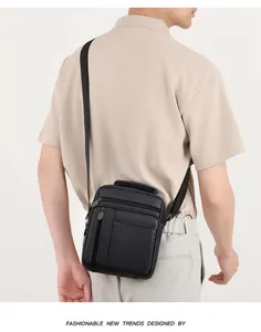 Detail der schwarzen PU-Ledertasche mit Lychee-Maserung und mehreren Reißverschlussfächern