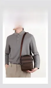 Makroaufnahme der braunen Leder-Aktentasche mit Front-Reißverschlüssen und Griff-Details