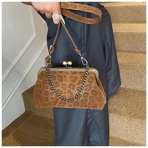 Détail du sac coquillage léopard avec fermoir doré rétro et options de double bandoulière