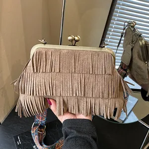 Vintage bruine franjetas met geweven riem en grote metalen kogelsluiting voor dames