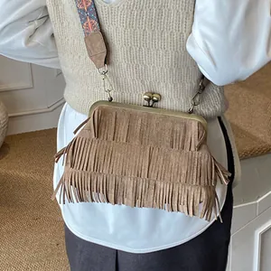 Bruine crossbodytas met franjes, vintage sluiting en brede schouderband met motief