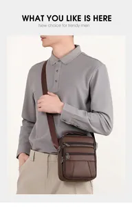 Sac bandoulière en cuir marron porté par un mannequin pour un style décontracté chic