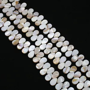 Primo piano di perle in madreperla naturale a forma di goccia con lucentezza iridescente per DIY
