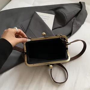 Sac à main léopard vintage avec cadre en métal et bandoulière pour femmes élégantes