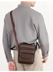 Detailansicht der braunen Herrentasche mit Litschitextur und Reißverschlussfächern