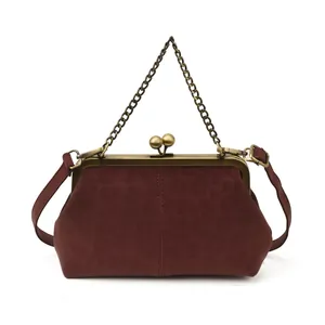 Sac coquille vintage bordeaux en daim avec fermoir à baiser et doubles bandoulières