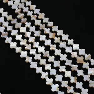 Detalle macro de cuentas de nácar en forma de trébol con brillo natural para joyería DIY