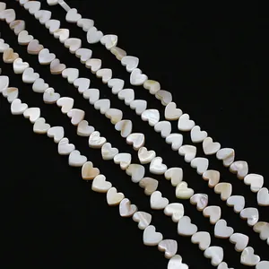 Dettaglio di perle a cuore in madreperla naturale con lucentezza iridescente per gioielli